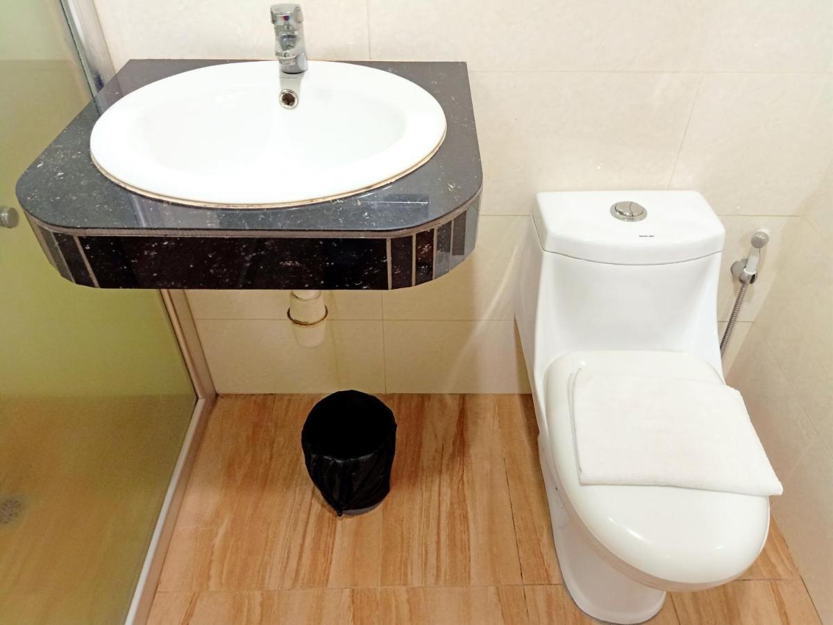 Super Oyo 90464 Borneo Suites Hotel 코타키나발루 외부 사진