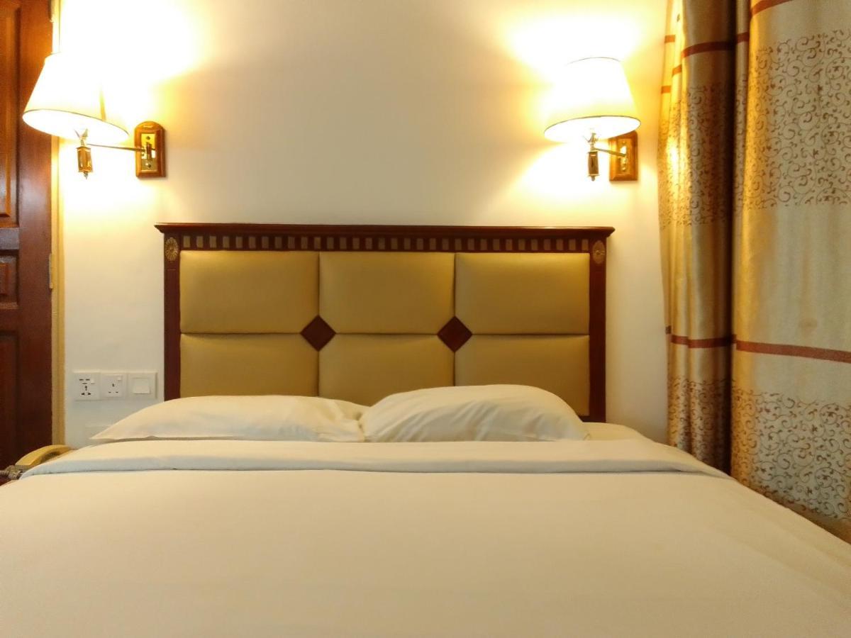 Super Oyo 90464 Borneo Suites Hotel 코타키나발루 외부 사진